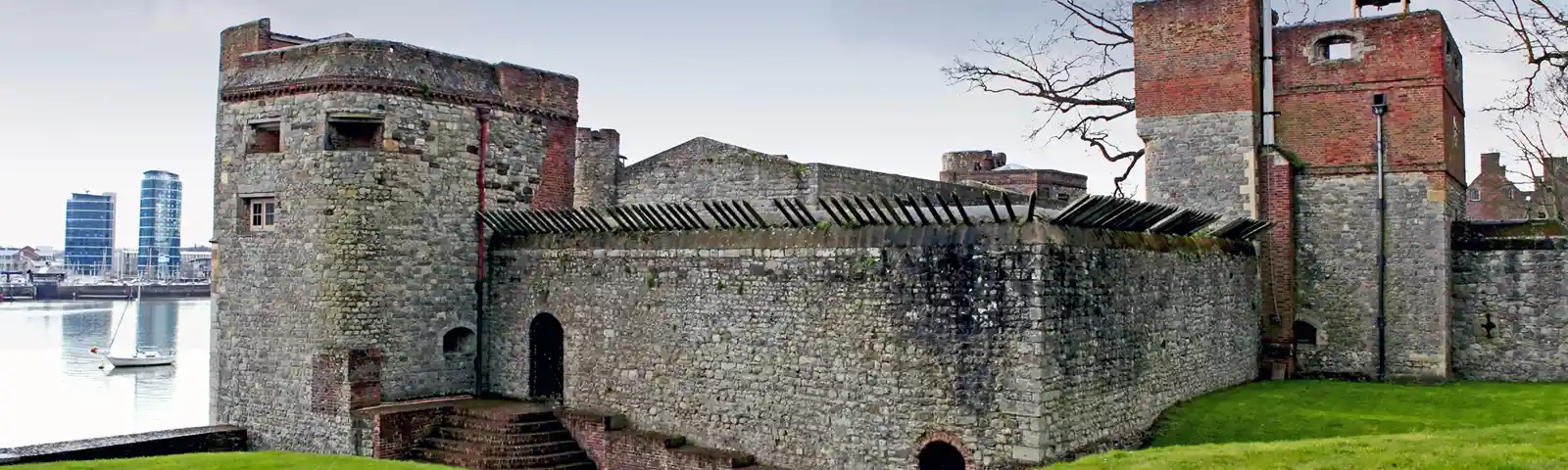 Upnor_Castle_with gardens.jpg