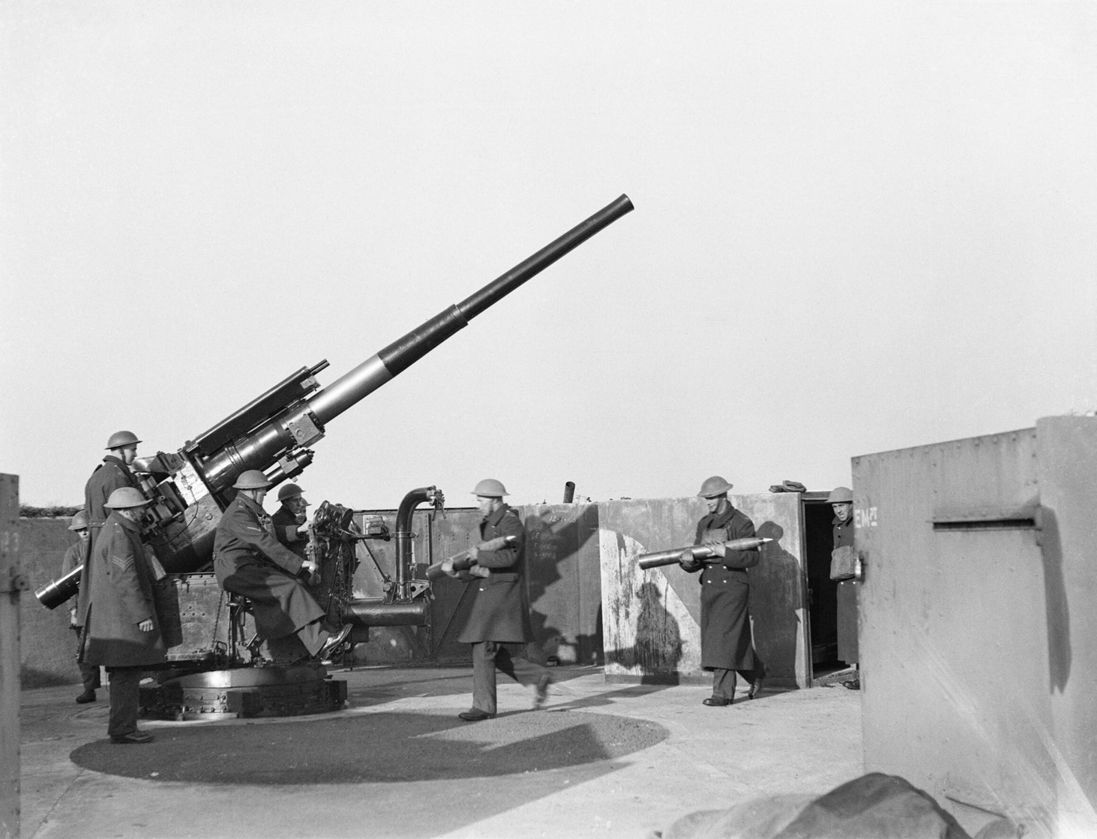 8206c8ee-4de8-4ec4-975c-e433308b9235-4.5 inch HAA Gun Chatham 1940.jpg