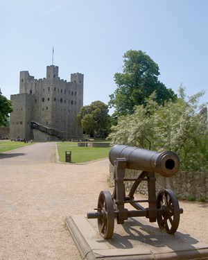 Rochester-Castle-gun.jpg