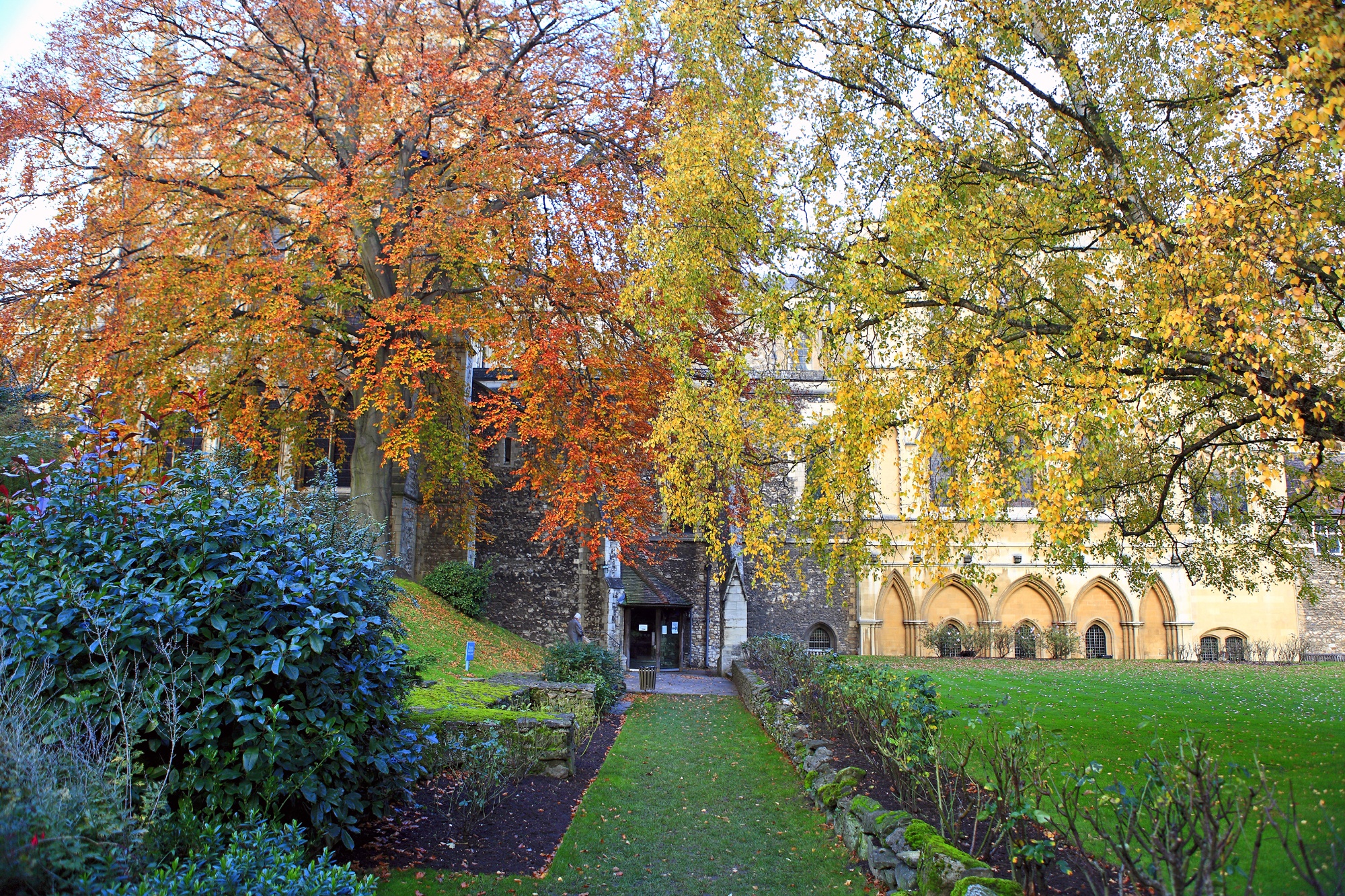 Rochester_Cathedral_cloisters.jpg