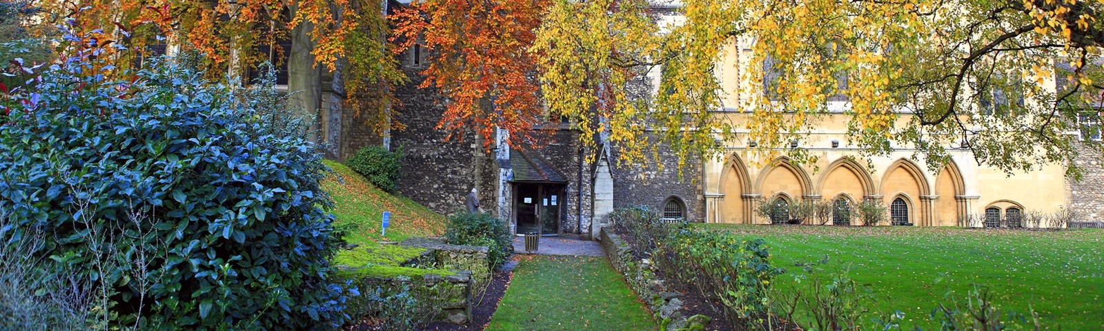 Rochester_Cathedral_cloisters.jpg